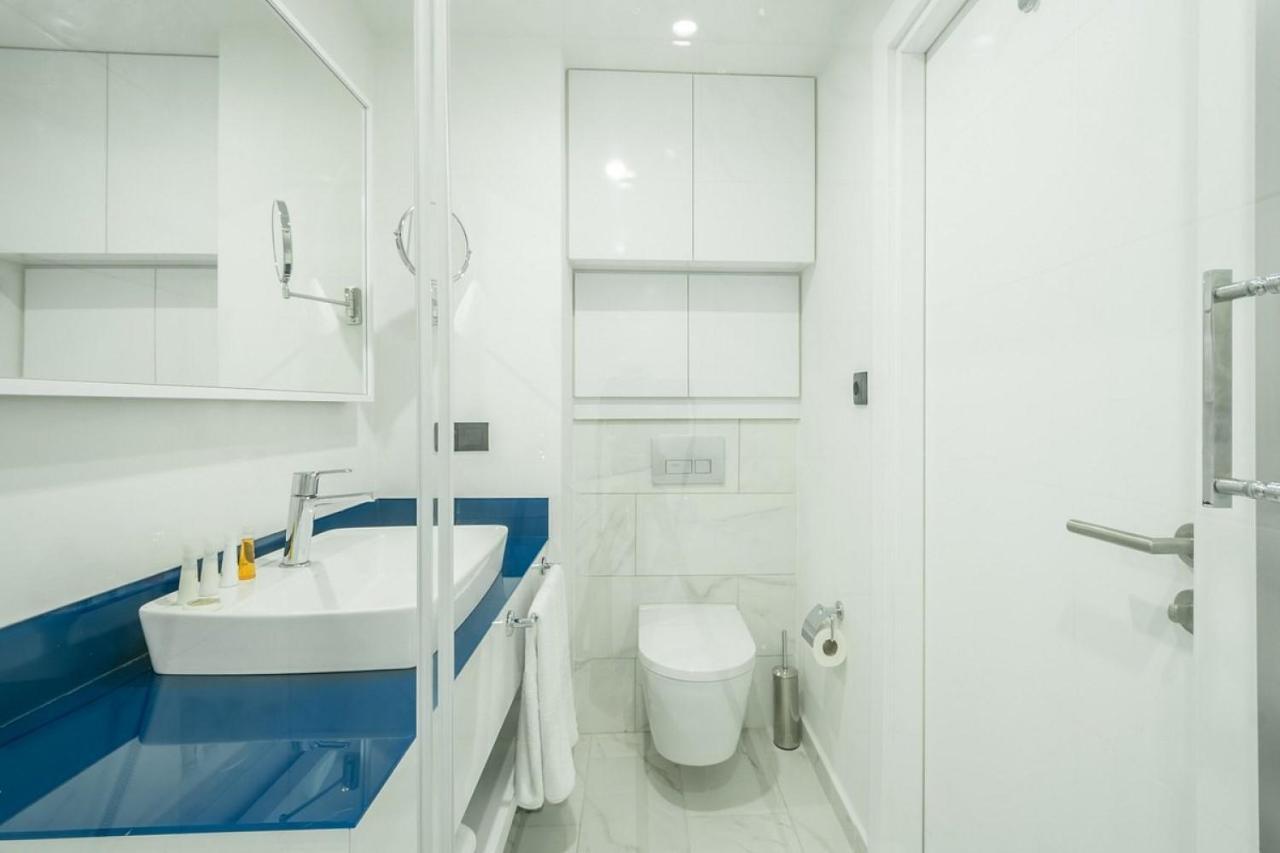 Batumi Beach Side & Sea View Aparthotel Екстериор снимка