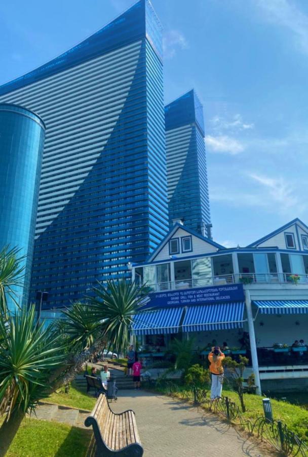 Batumi Beach Side & Sea View Aparthotel Екстериор снимка